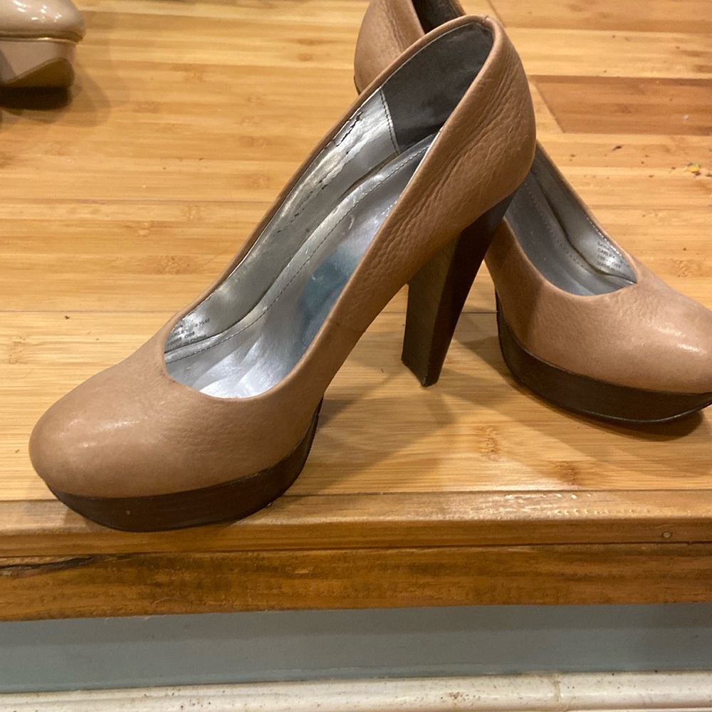 Gently used Calvin cline tan heels size 6 1/2